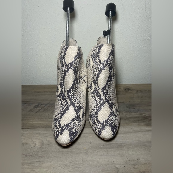 Steve Madden Women's Rookie Chop Out Booties,Snakeskin, Size 8.5 - Picture 2 of 10